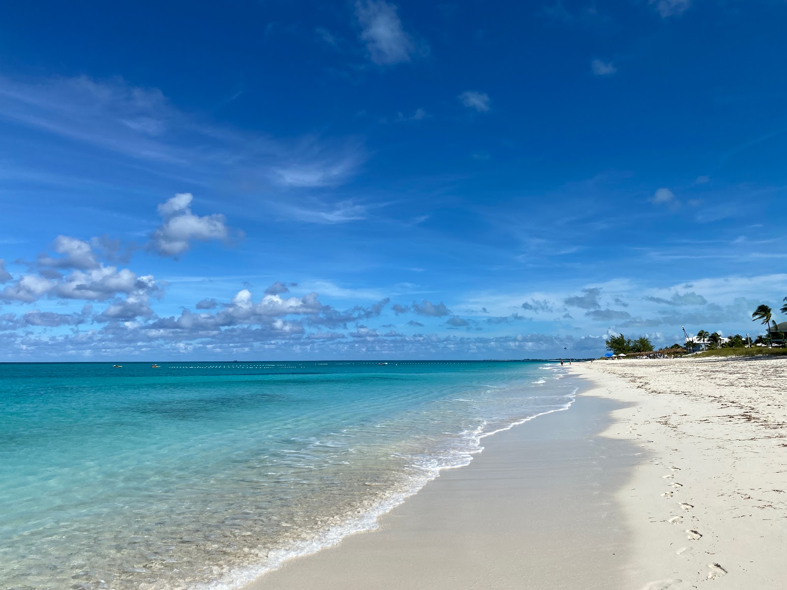 Foto di Spiaggia di Grace Bay II con molto pulito livello di pulizia