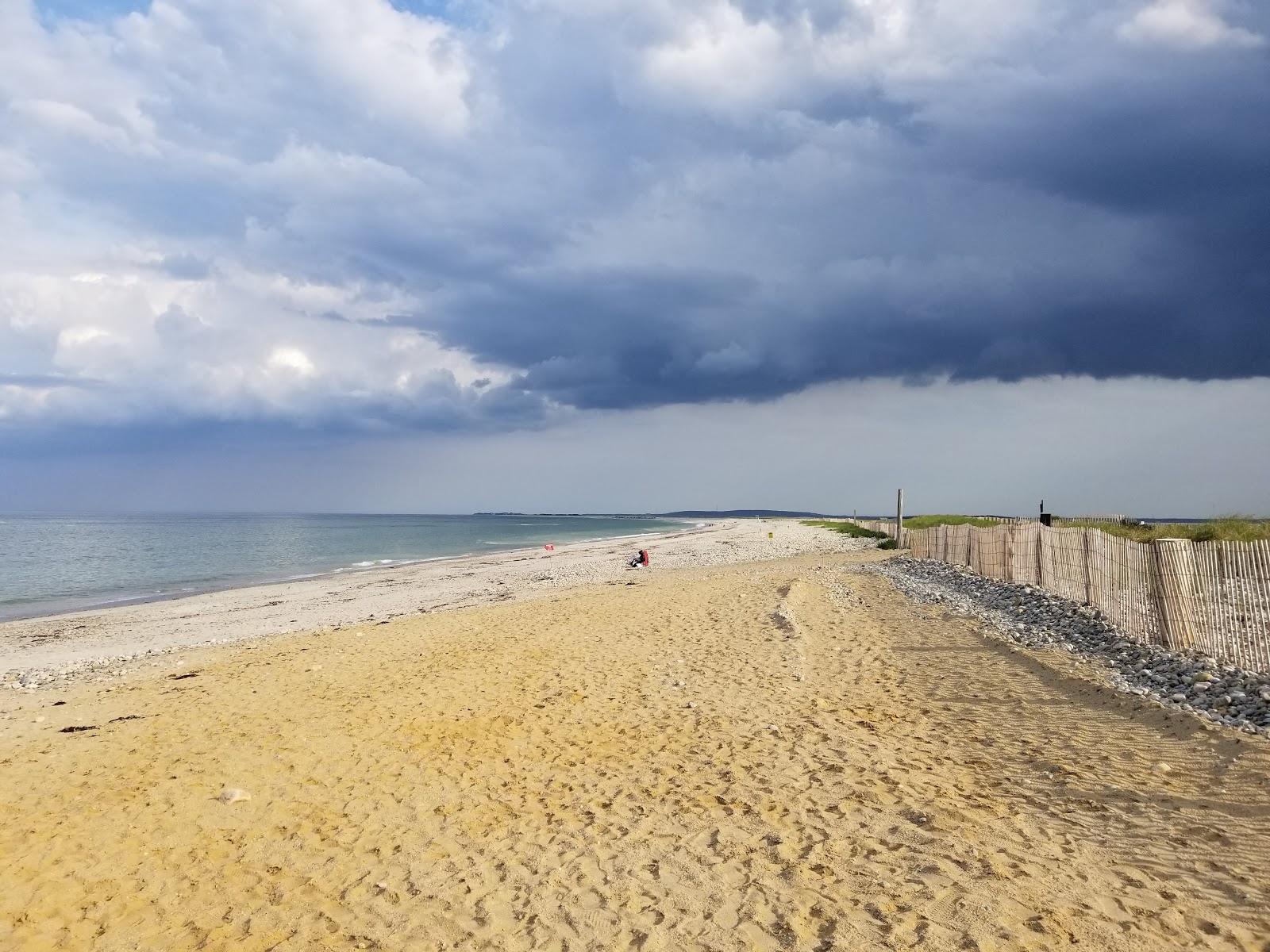Zdjęcie Duxbury beach z powierzchnią beżowy piasek i kamyki