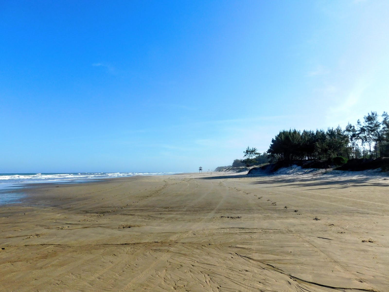 Foto de Praia de Atlantida con agua turquesa superficie