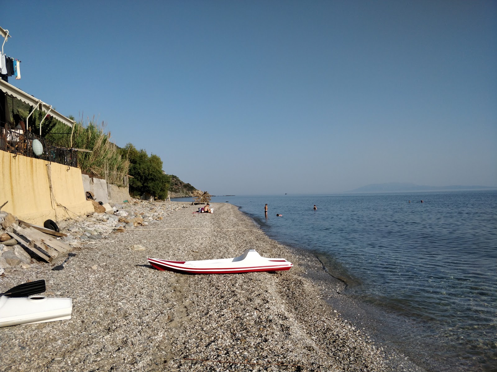 Foto von Paralia Melinta von Klippen umgeben