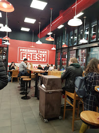 Atmosphère du Restaurant de hamburgers Five Guys Gare du Nord à Paris - n°13