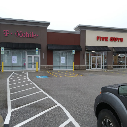 Cell Phone Store «T-Mobile», reviews and photos, 8237 W Ridgewood Dr, Parma, OH 44129, USA