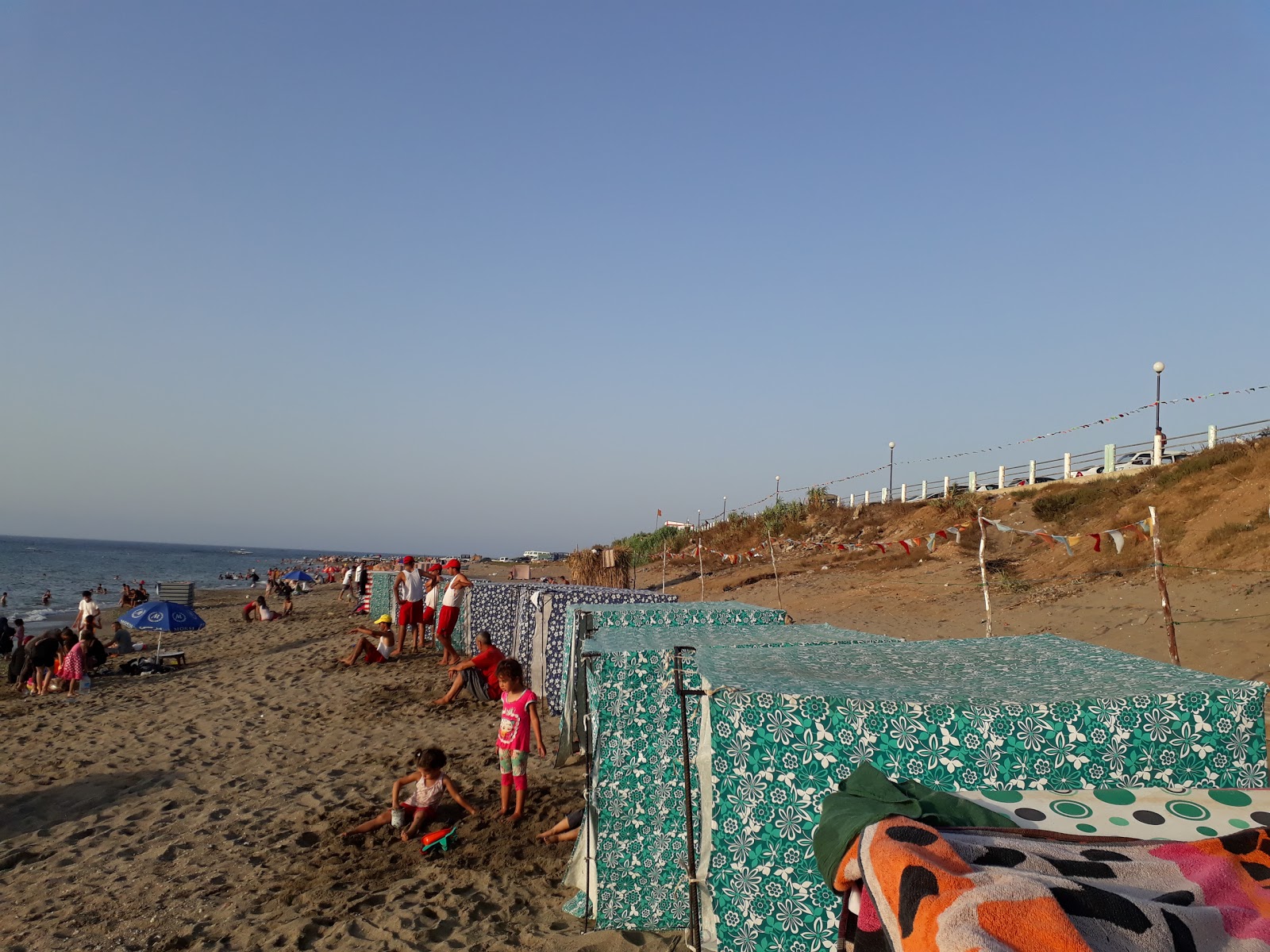 Foto von Plage de sahel bouberak mit langer gerader strand