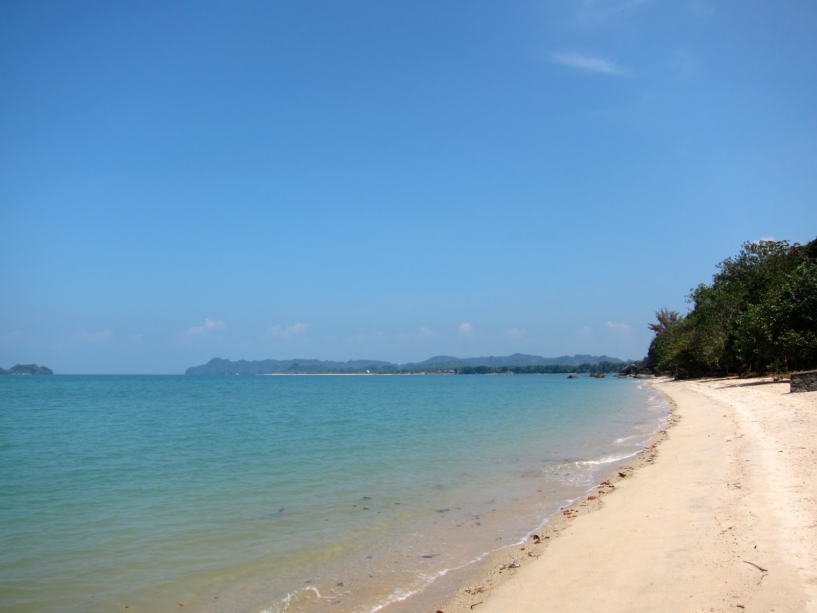 Foto von Teluk Yu Beach mit geräumige küstenlinie