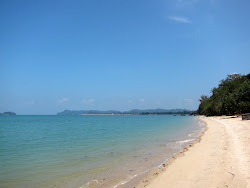 Foto von Teluk Yu Beach mit geräumige küstenlinie