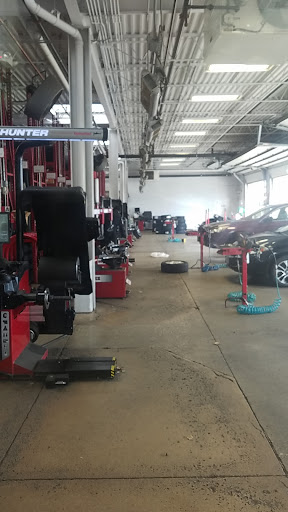 Tire Shop «Discount Tire Store - Schaumburg, IL», reviews and photos, 400 W Higgins Rd, Schaumburg, IL 60195, USA