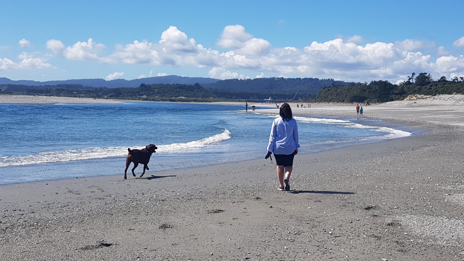 Foto van Serpentine Beach met grijs zand en kiezels oppervlakte