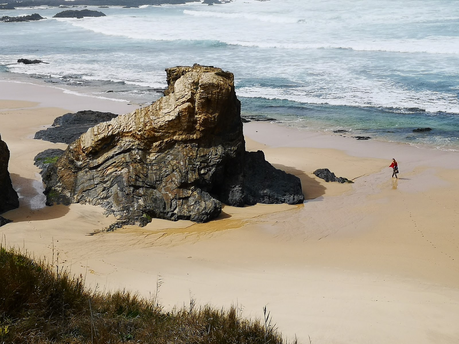 Praia de Almograve的照片 背靠悬崖