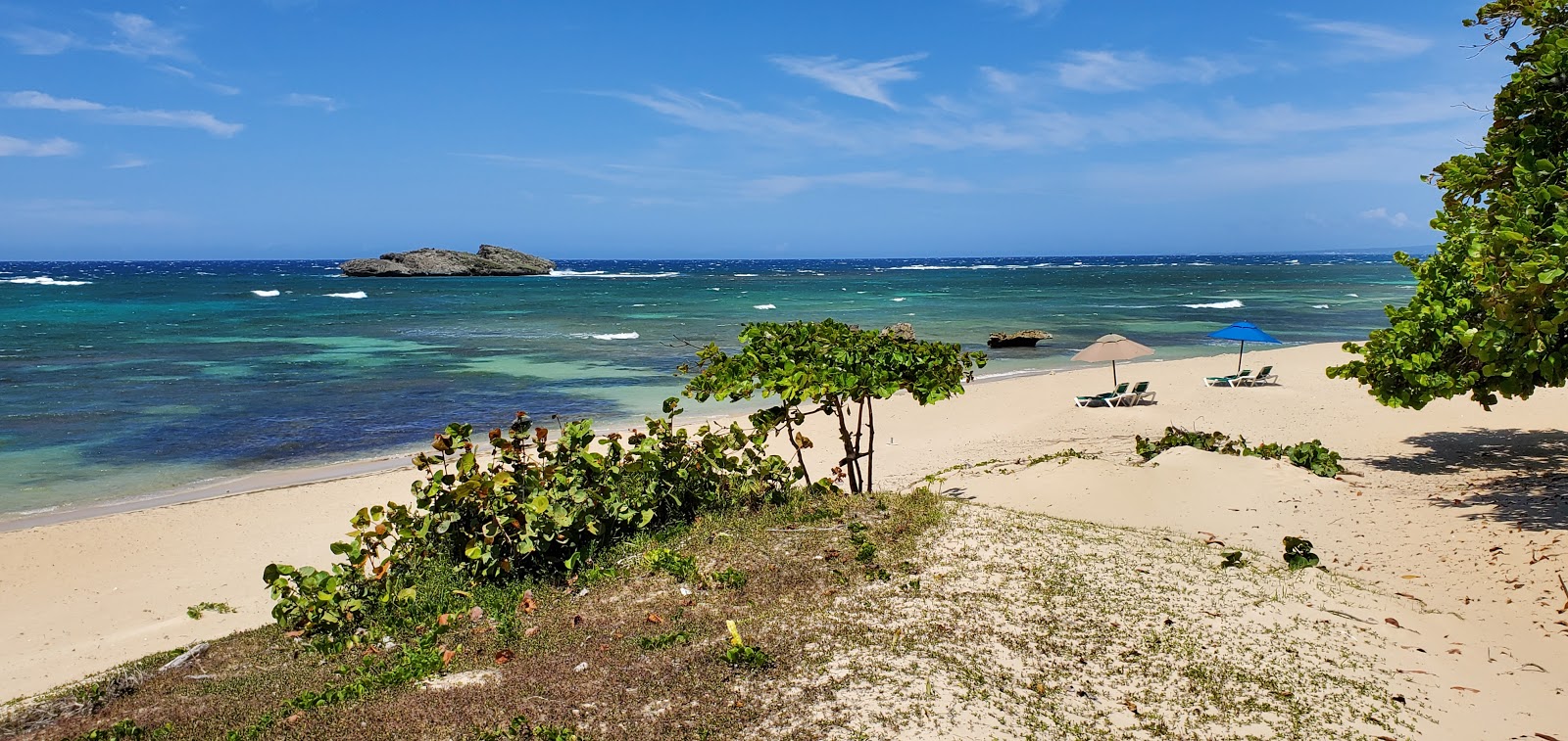 Φωτογραφία του Cosita rica beach με φωτεινή άμμος επιφάνεια