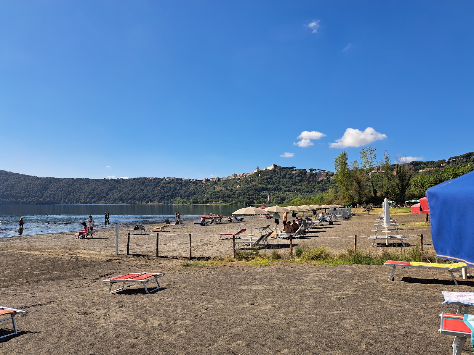 Zdjęcie Spiaggia di lago Albano z powierzchnią trawa