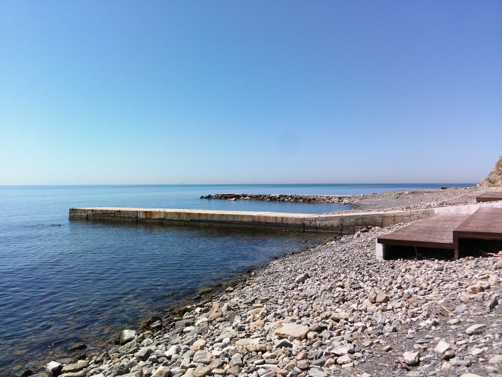 Foto av Abrau beach - populär plats bland avkopplingskännare