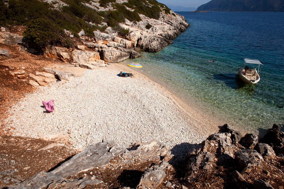 Foto di Kamini beach IV con una superficie del ciottoli beige