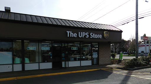 The UPS Store, 2870 NE Hogan Dr E, Gresham, OR 97030, USA, 