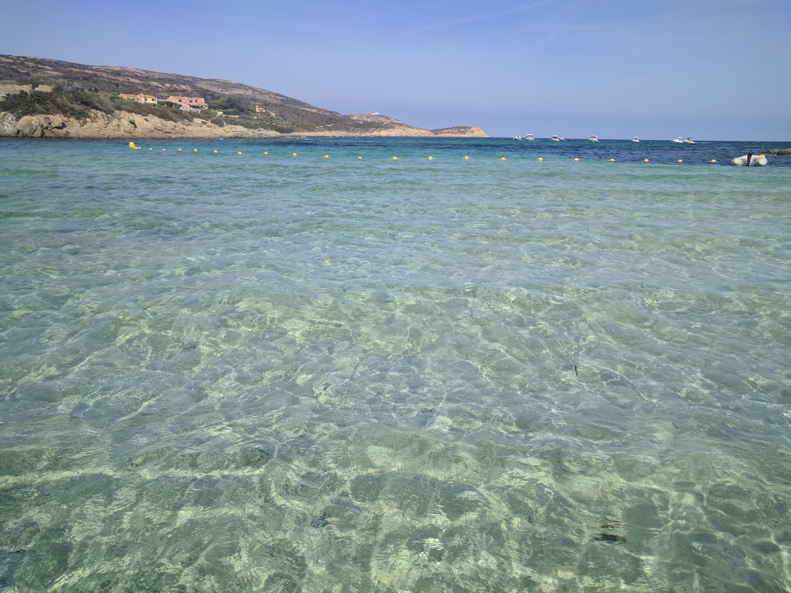 Zdjęcie Alga beach otoczony górami