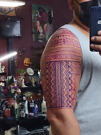 Explore queen bee tattoo ideas, creative tattoo ideas in Honolulu, available at Kapwa Tattoo Studio