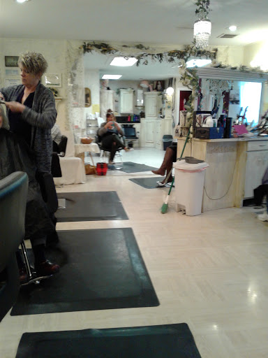 Hair Salon «Klassic Cuts Salon», reviews and photos, 205 1st St NE B, Yelm, WA 98597, USA