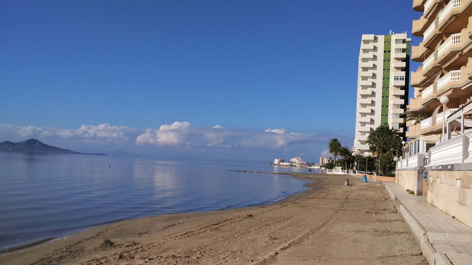 Playa del Galan 2的照片 带有蓝色的水表面
