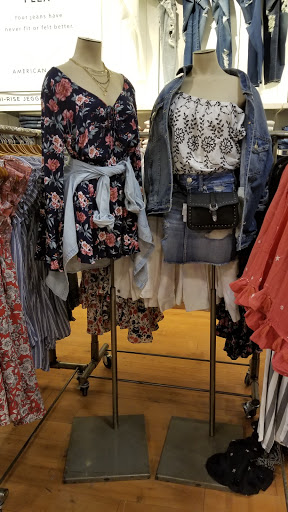 Clothing Store «American Eagle Outfitters», reviews and photos, 212-51 26th Ave, Bayside, NY 11360, USA