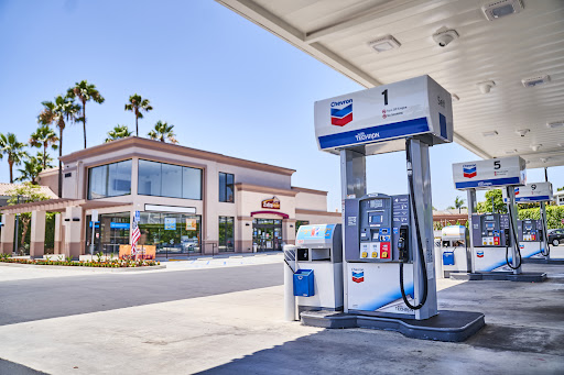 Newport Auto Spa and Chevron en Newport Beach