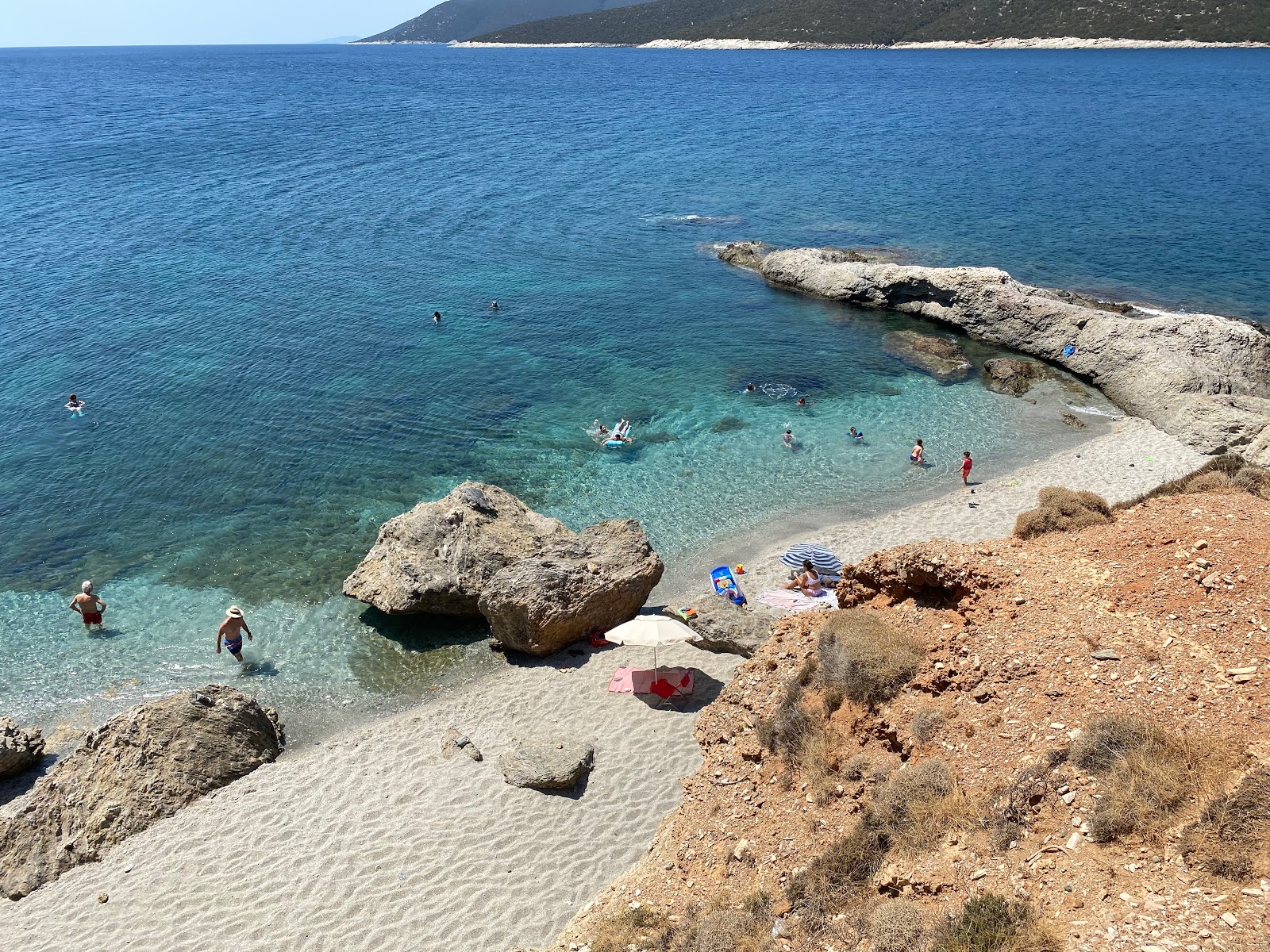 Foto di Zastani beach con una superficie del sabbia di conchiglie beige