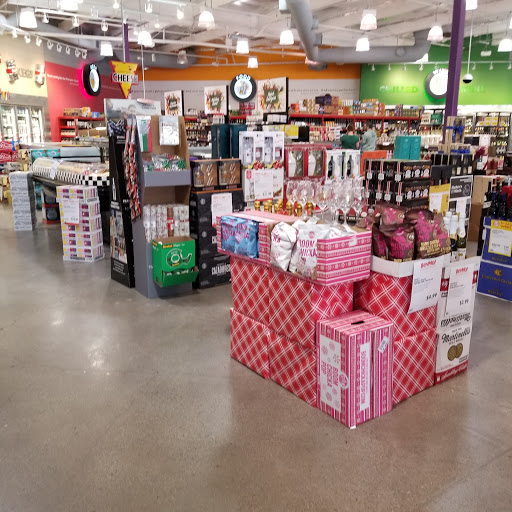 Shopping Mall «Powell Street Plaza Shopping Center», reviews and photos, 5795 Christie Ave, Emeryville, CA 94608, USA