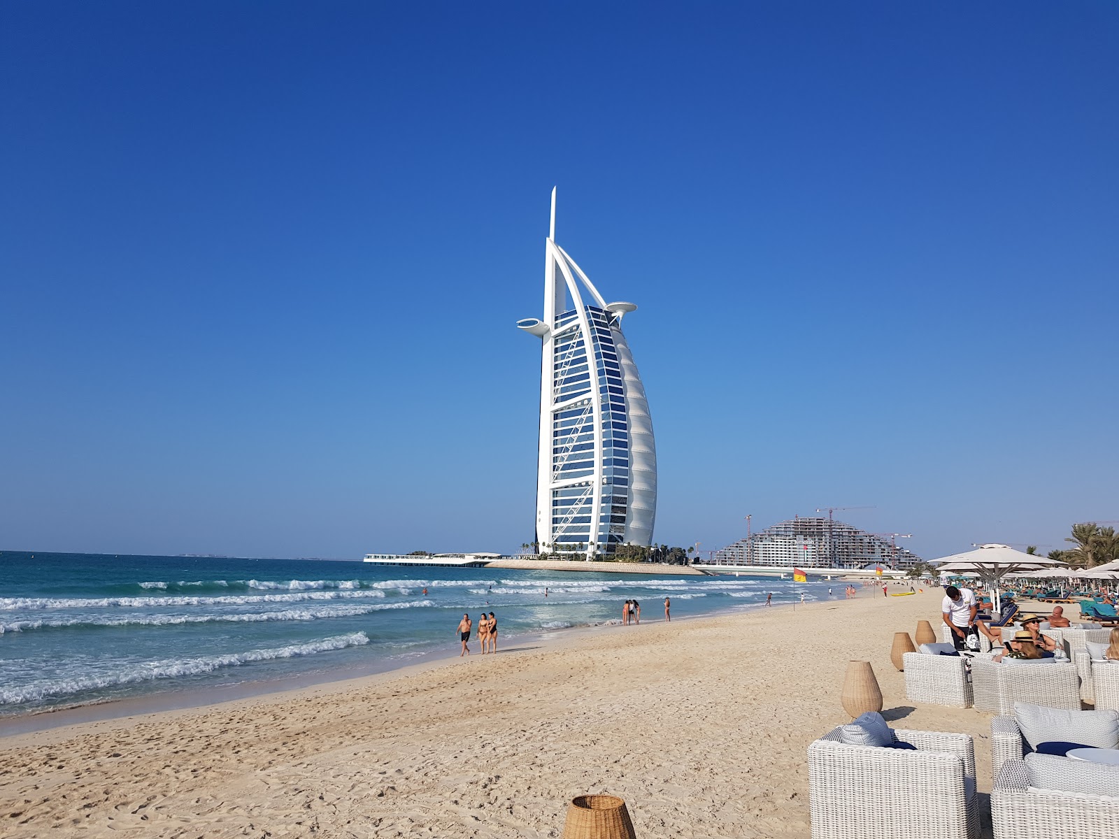 Foto von Ozeanstrand mit heller feiner sand Oberfläche