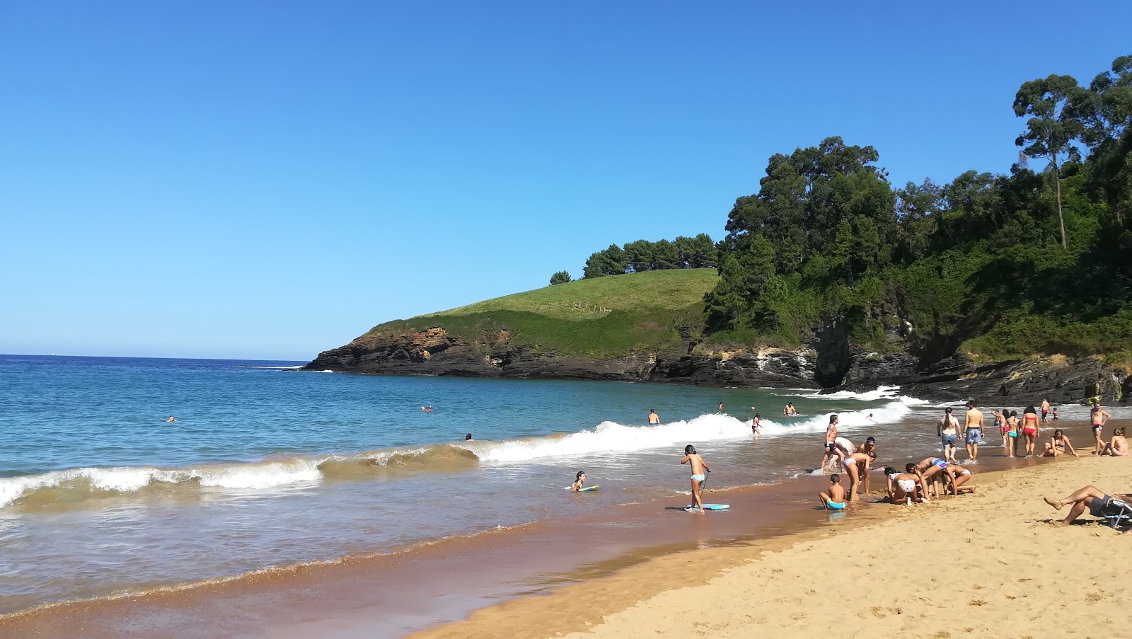 Φωτογραφία του Karraspio beach και η εγκατάσταση