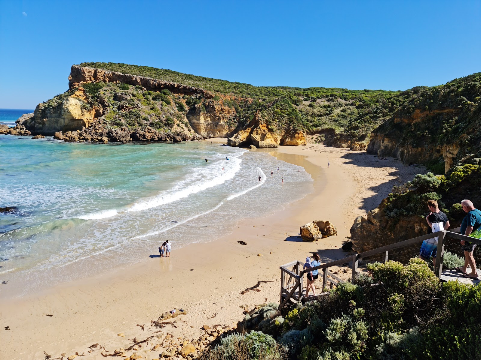 Foto di Childers Cove con una superficie del sabbia beige