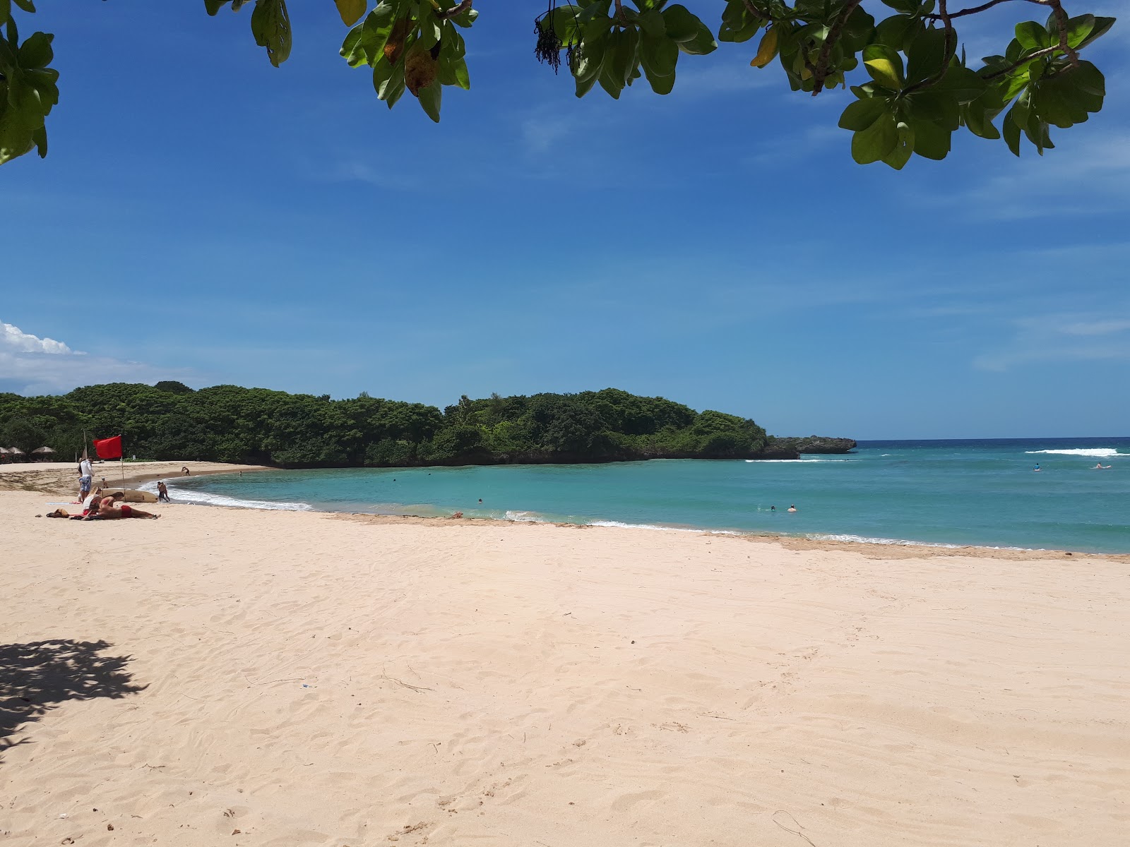 Photo of Sawangan Beach with bright fine sand surface
