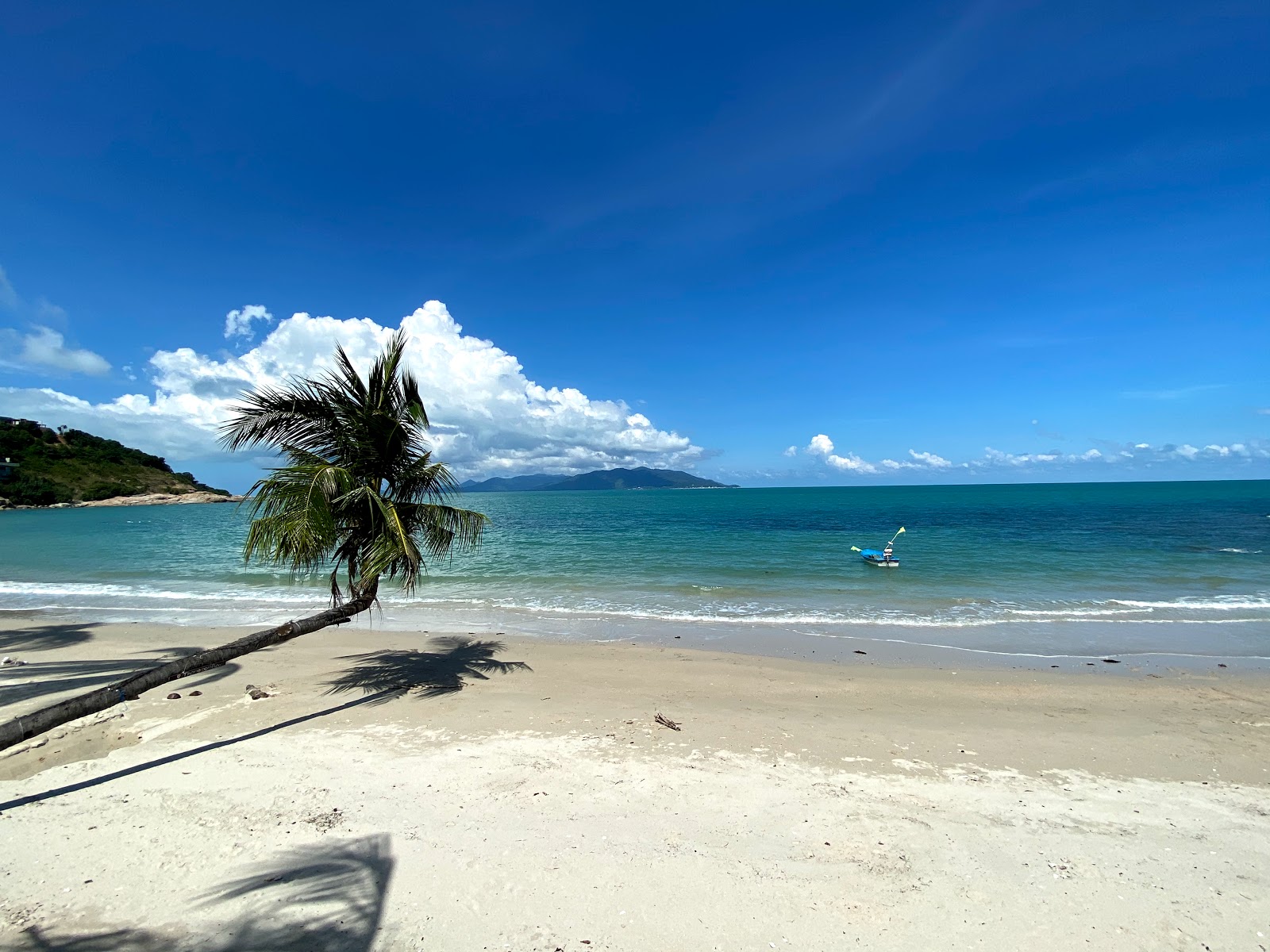 Fotografie cu Thongson Bay beach - locul popular printre cunoscătorii de relaxare