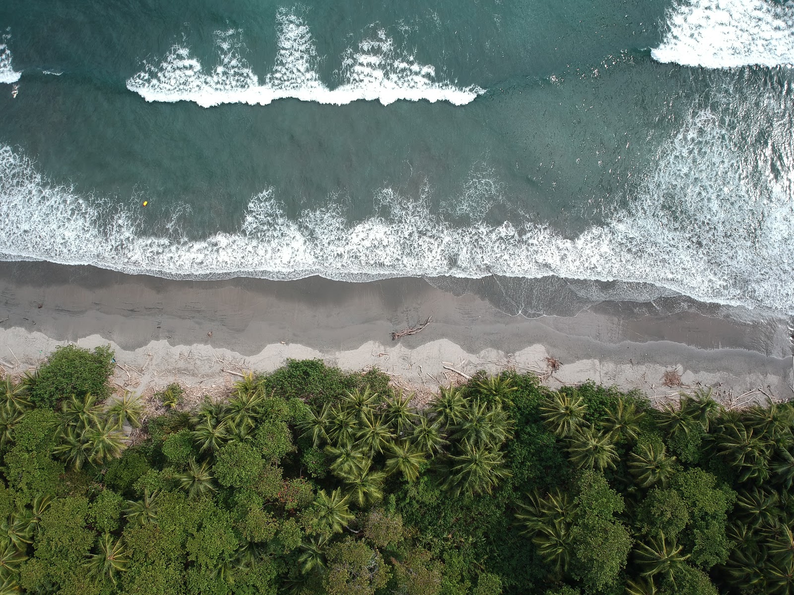 Foto av Playa Grande omgiven av klippor
