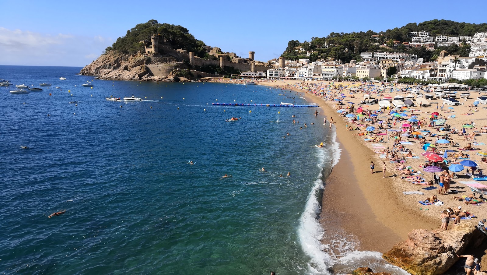 Photo of Tossa de Mar Beach with very clean level of cleanliness