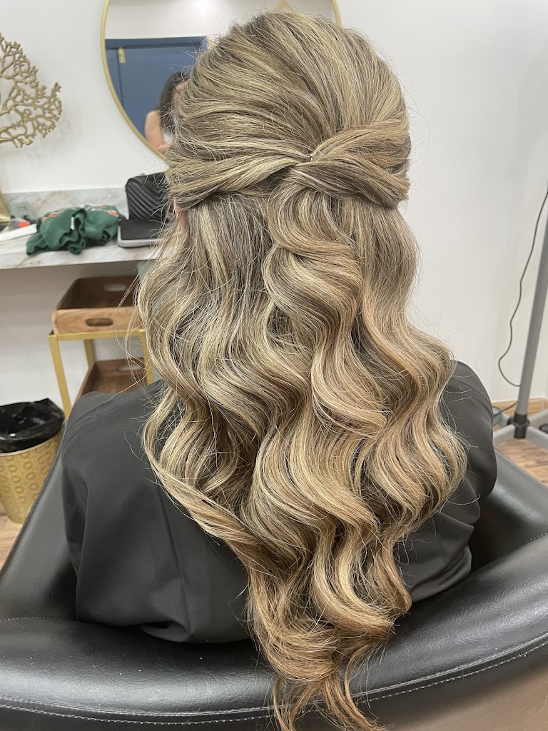 AKC Hair & Beauty Studio 33162