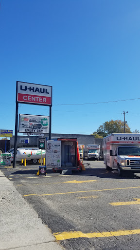 Truck Rental Agency «U-Haul Moving & Storage», reviews and photos, 911 W Gate City Blvd, Greensboro, NC 27403, USA