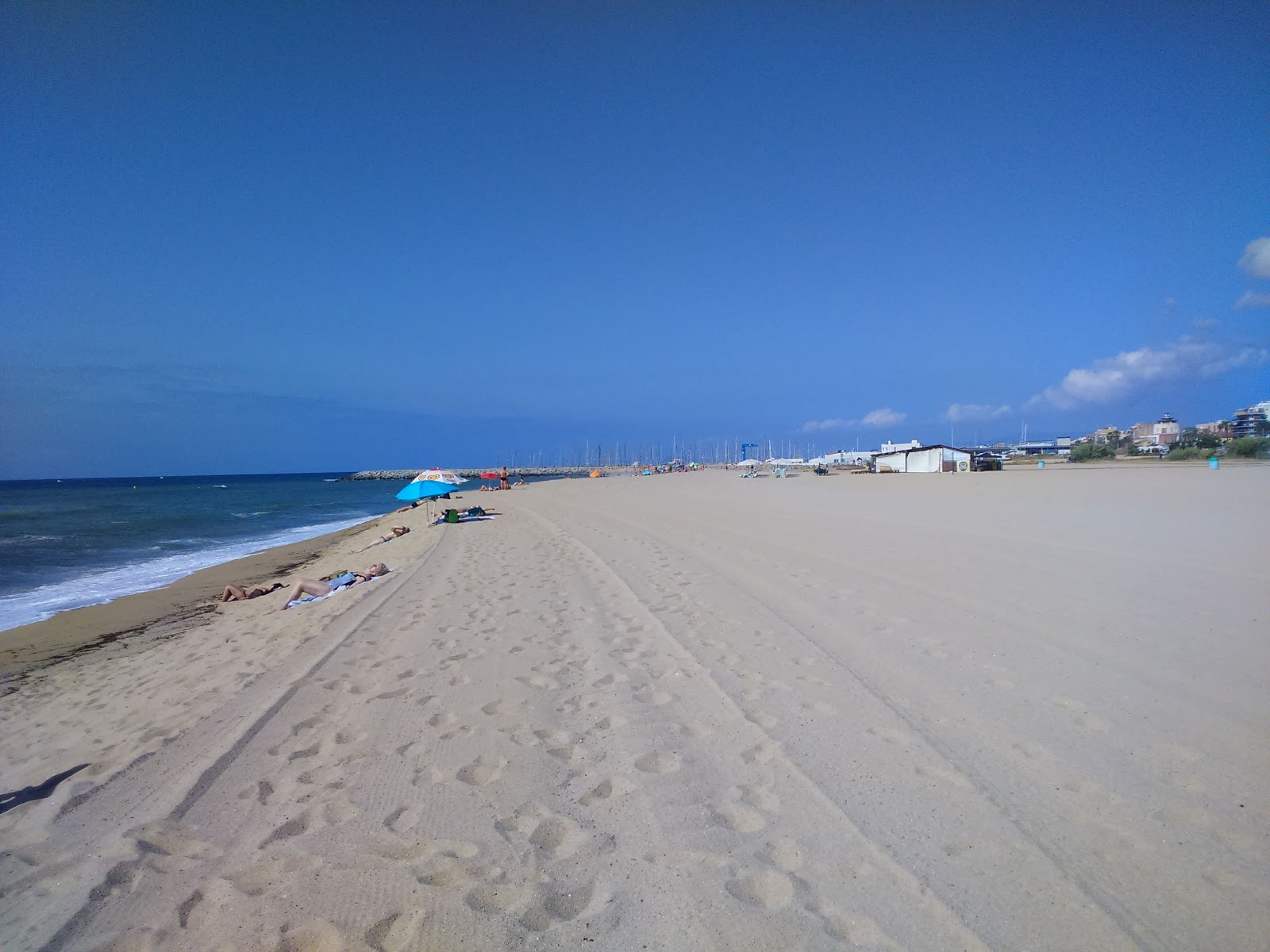 Playa de Bellamar'in fotoğrafı parlak kum yüzey ile