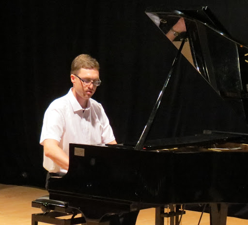 אלכסנדר מינולין מורה לפסנתר, אורגן וחלילית בפתח תקווה