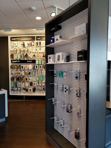 Cell Phone Store «Verizon», reviews and photos, 4965 S 76th St, Greenfield, WI 53220, USA