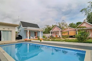 Hillcrest villa and cottages image