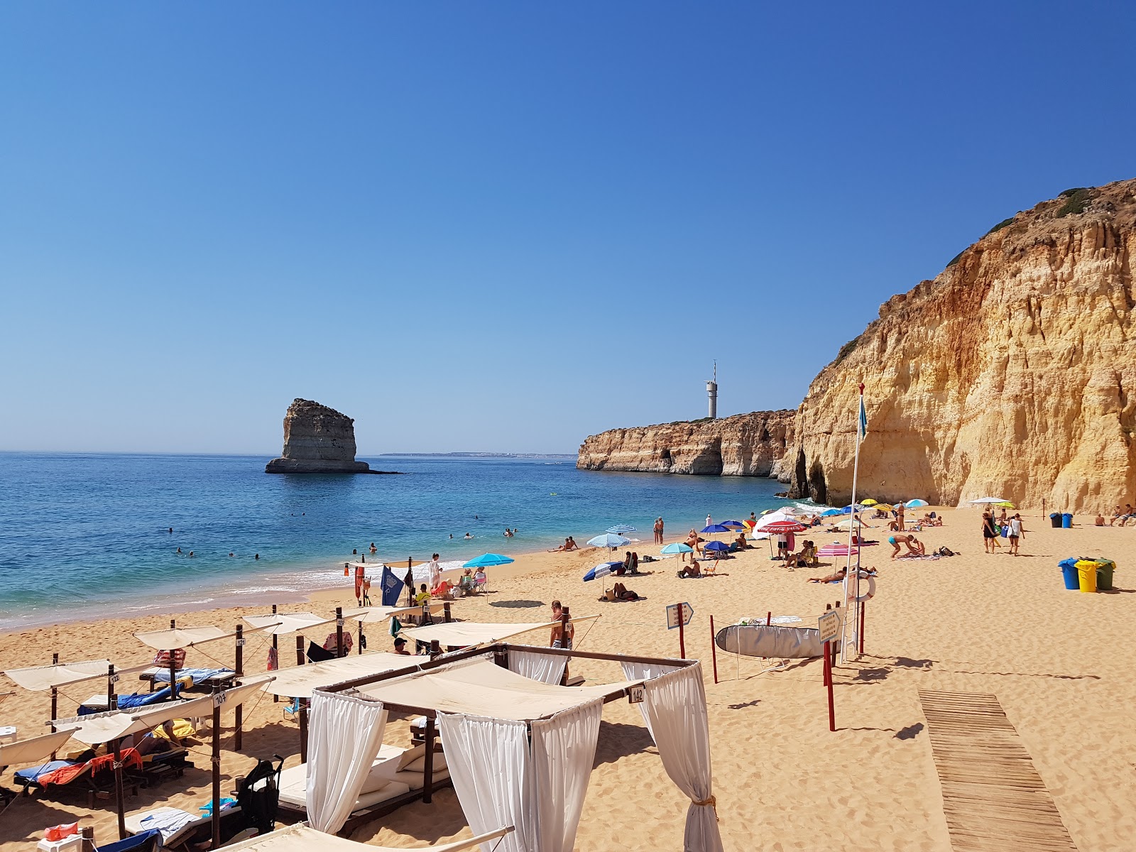 Praia dos Caneiros的照片 带有小海湾