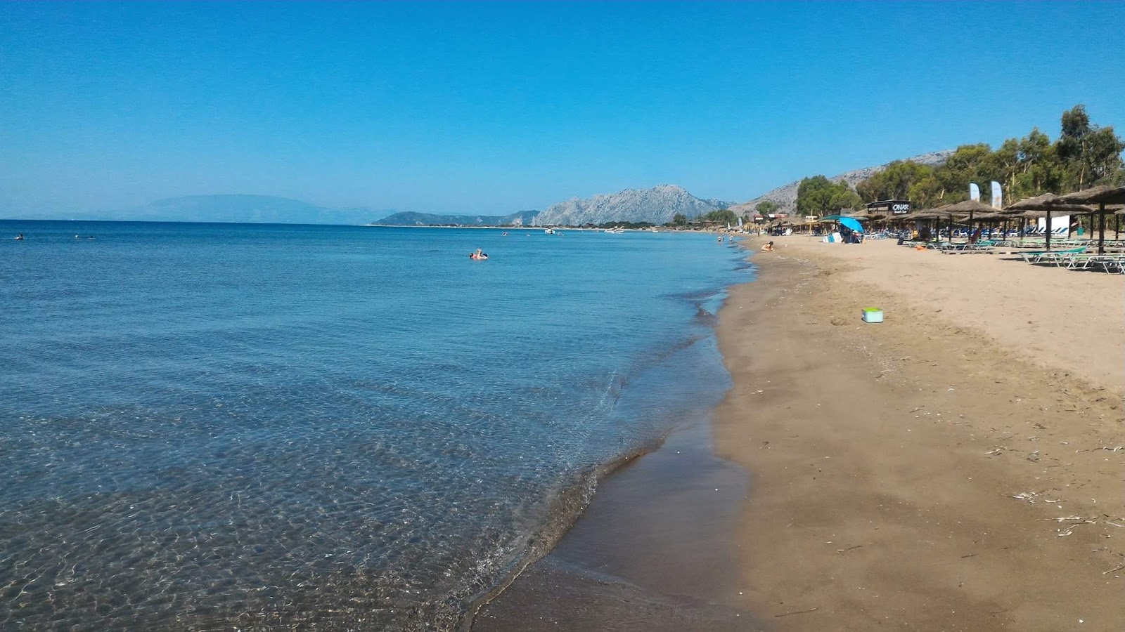 Foto von Louros beach mit brauner sand Oberfläche