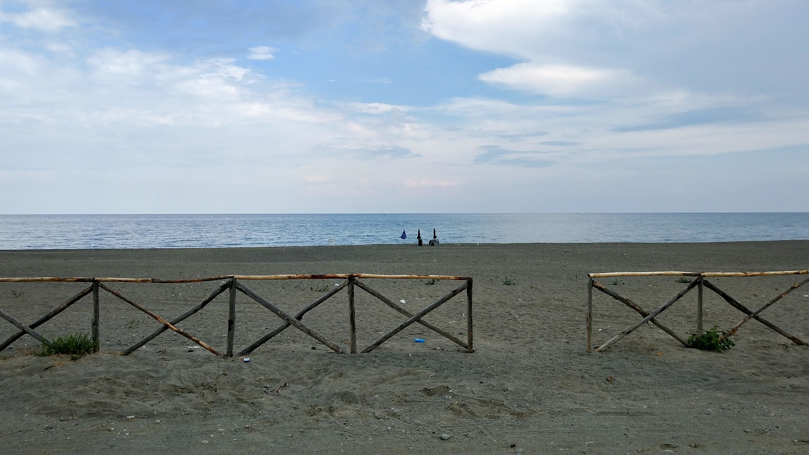 Fotografie cu Spiaggia di Marinella cu nivelul de curățenie scăzut