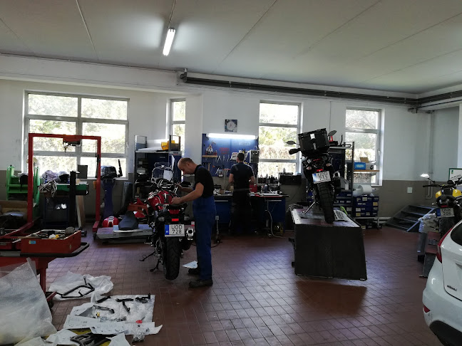 Opinii despre Harmati Motor Kft. Yamaha, Benelli, Keeway, Suzuki motor Márkakereskedés în Budakeszi - Motorkerékpár-üzlet