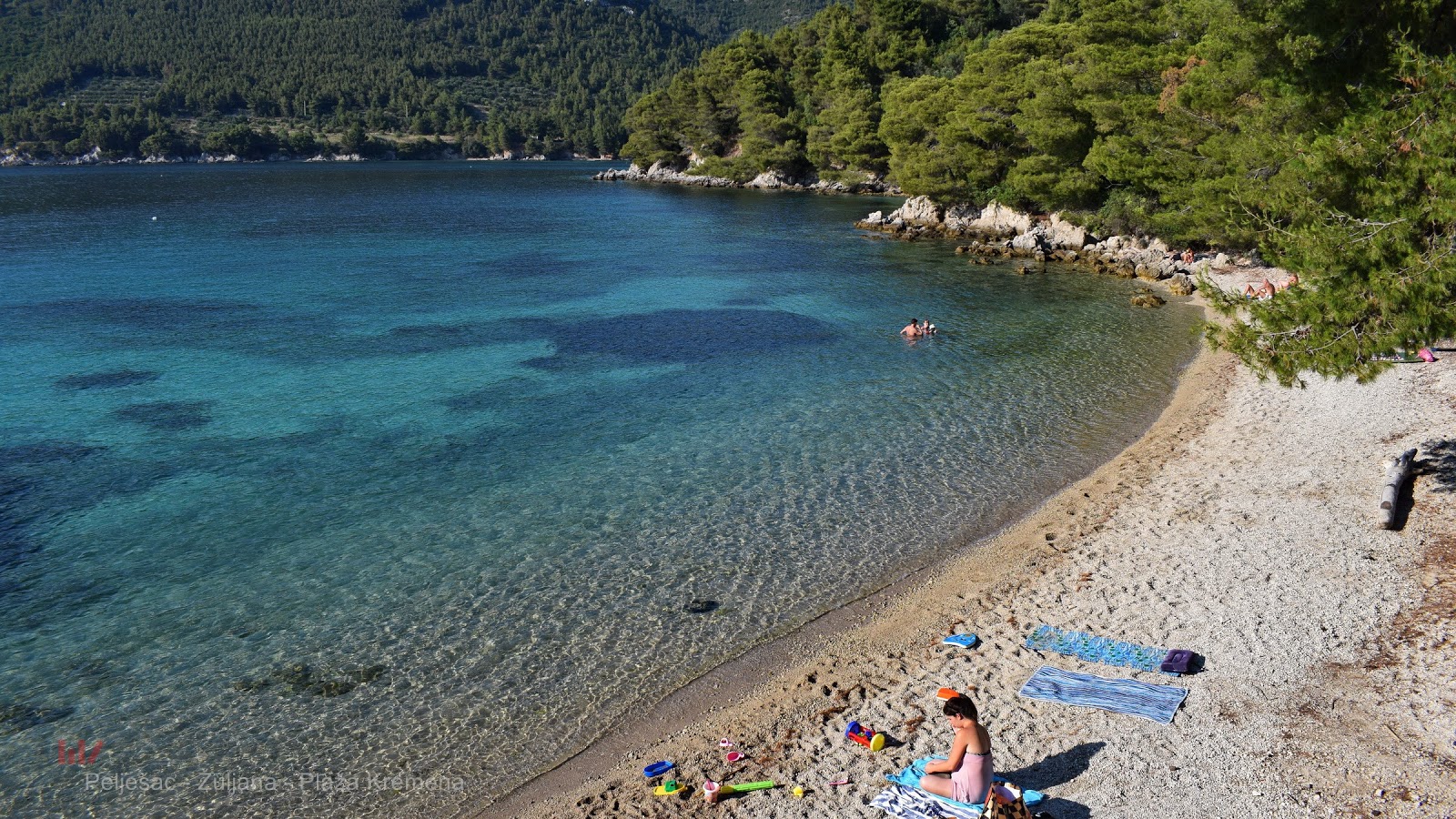 Fotografie cu Kremena beach cu o suprafață de pietricele beige mici