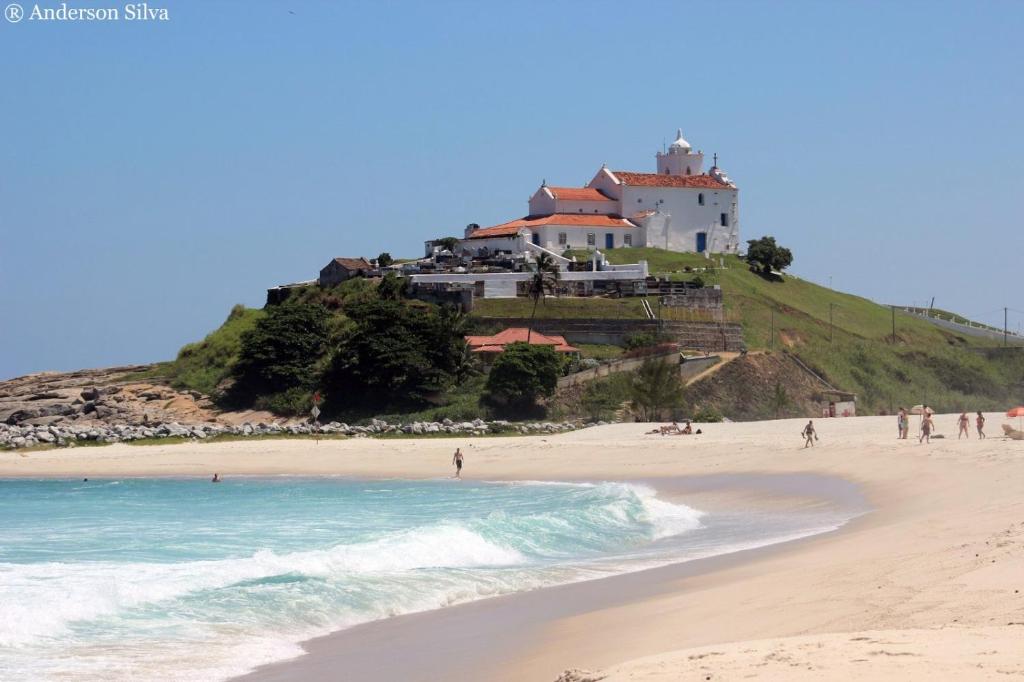 Praia de Itauna的照片 带有蓝色纯水表面