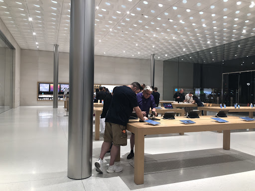 Computer Store «Apple Biltmore», reviews and photos, 2502 E Camelback Rd, Phoenix, AZ 85016, USA