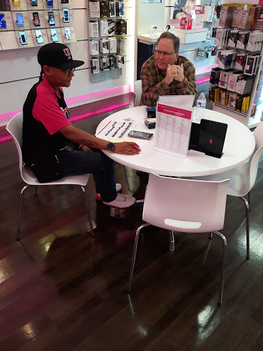 Cell Phone Store «T-Mobile», reviews and photos, 600 Chastain Rd NW #212, Kennesaw, GA 30144, USA