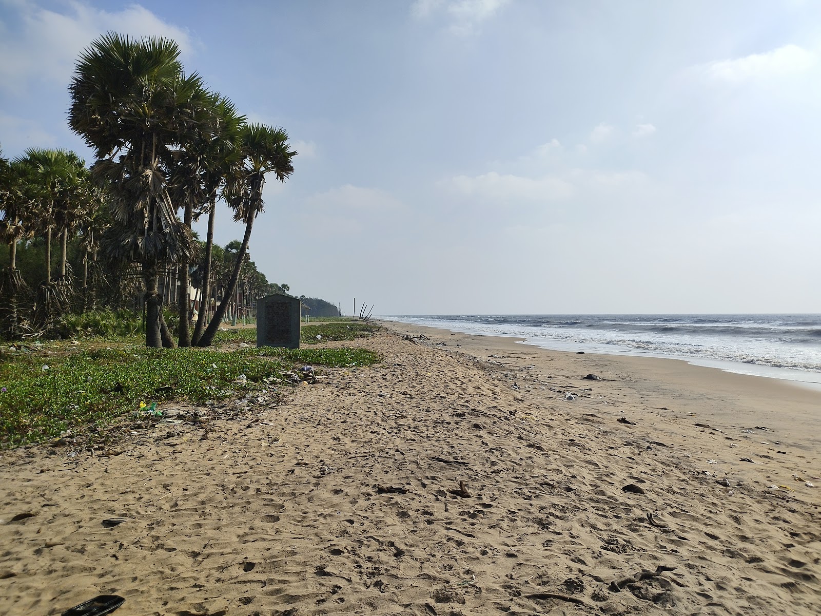Photo de Odalarevu Beach avec un niveau de propreté de partiellement propre