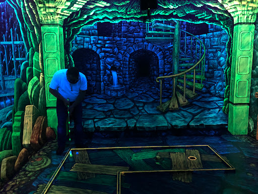 Glowing Rooms 3D Schwarzlicht Minigolf Dortmund