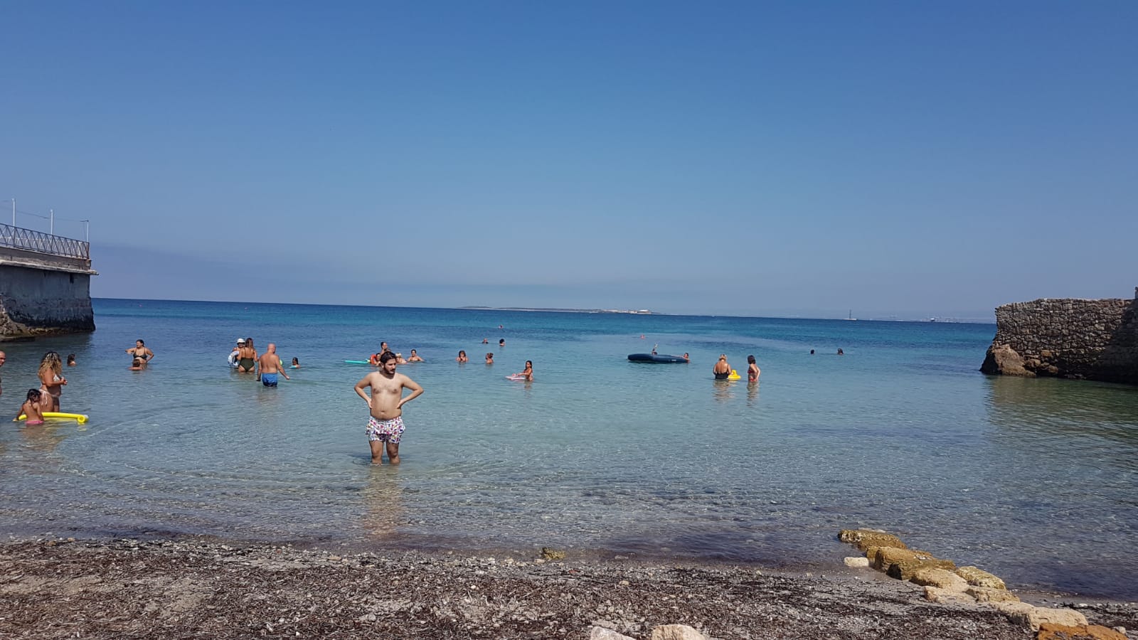 Foto di San Vito beach con una superficie del acqua blu