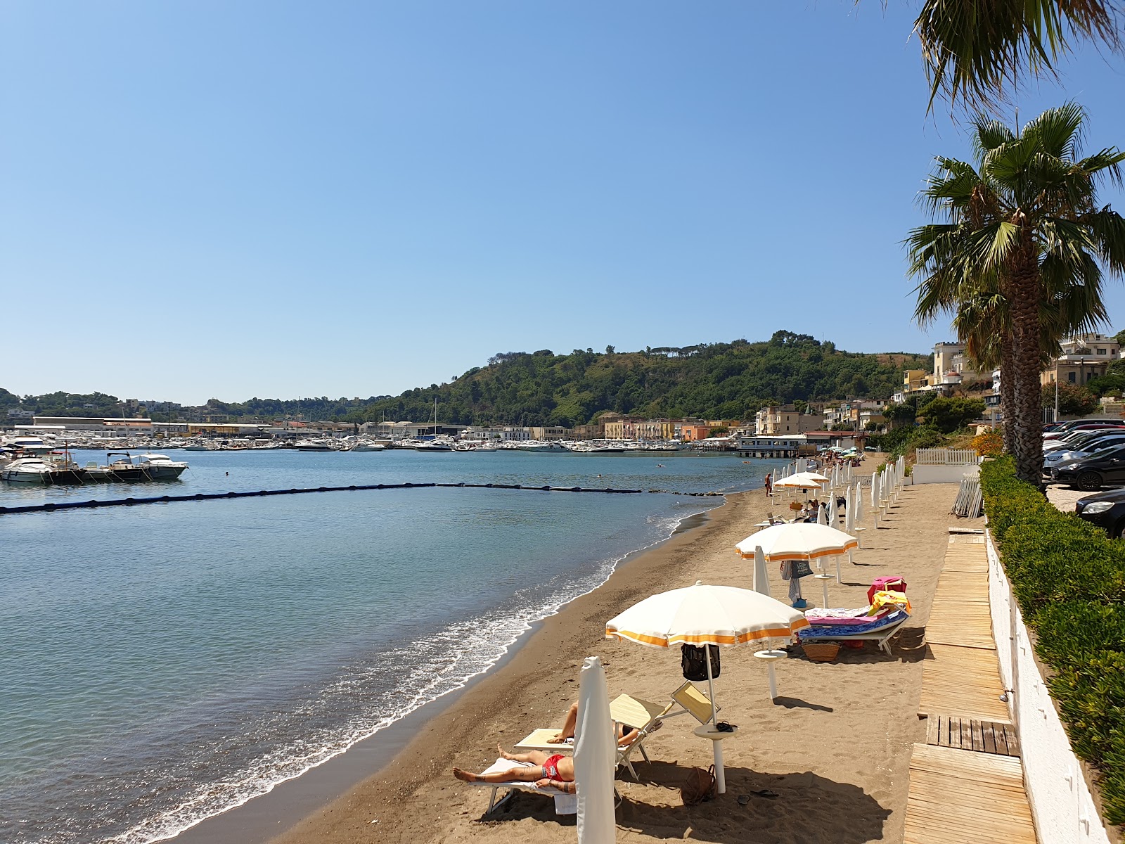 Foto de Baiae beach con arena oscura superficie